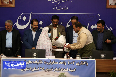 مراسم اهدا و واگذاری واحدهای مسکونی به خانواده‌های نیازمند