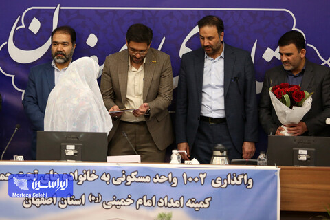 مراسم اهدا و واگذاری واحدهای مسکونی به خانواده‌های نیازمند