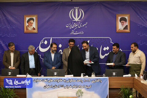 مراسم اهدا و واگذاری واحدهای مسکونی به خانواده‌های نیازمند