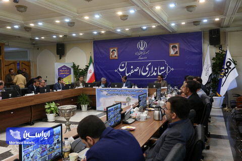 مراسم اهدا و واگذاری واحدهای مسکونی به خانواده‌های نیازمند