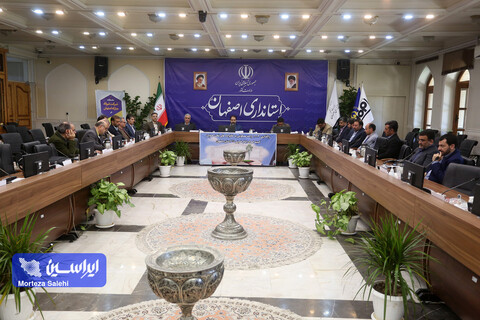 مراسم اهدا و واگذاری واحدهای مسکونی به خانواده‌های نیازمند