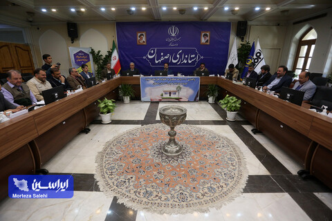 مراسم اهدا و واگذاری واحدهای مسکونی به خانواده‌های نیازمند