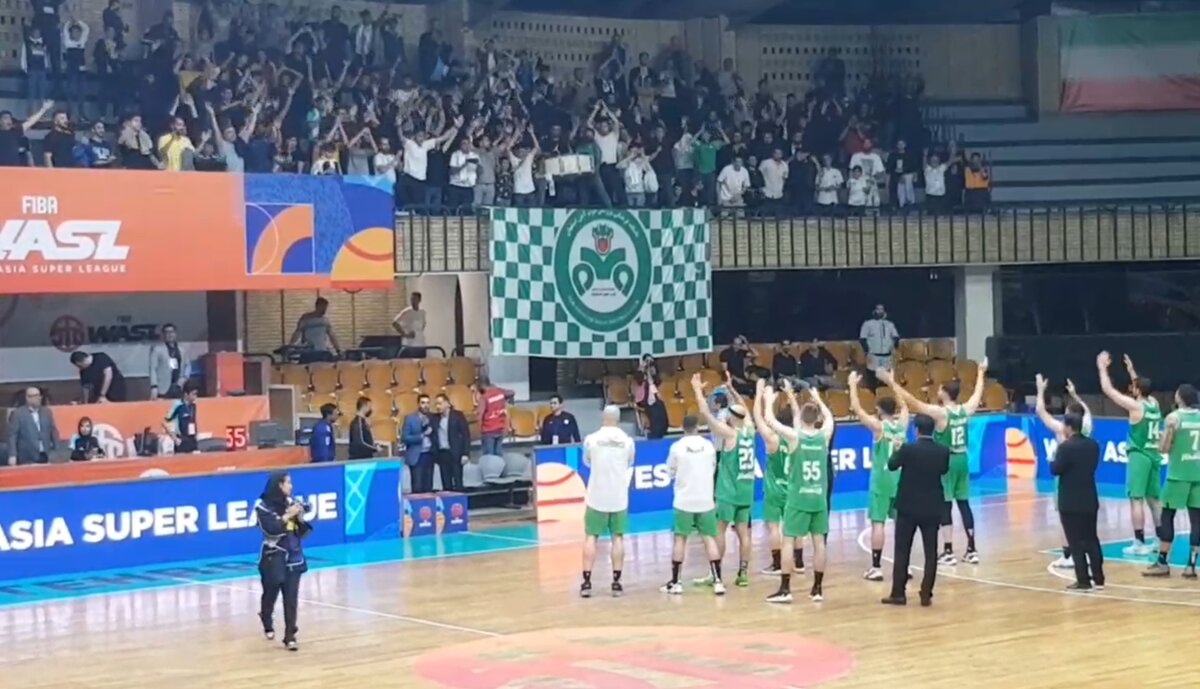 تشویق ایسلندی هواداران ذوب‌آهن پس از برتری مقابل نفت عراق را ببینید