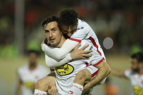 پرسپولیس موقتاً صدرنشین شد و بدون محروم به دربی رسید