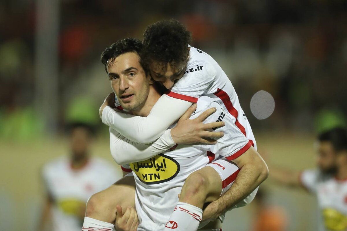 پرسپولیس موقتاً صدرنشین شد و بدون محروم به دربی رسید