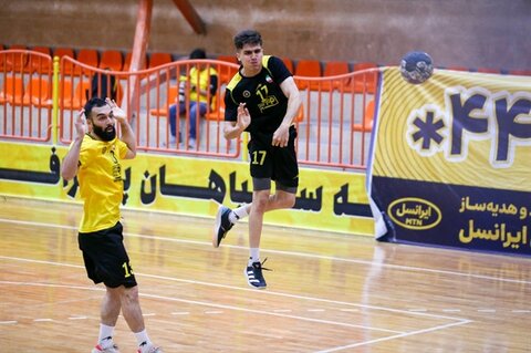 سپاهان از سد برادر کوچک‌ترش گذشت