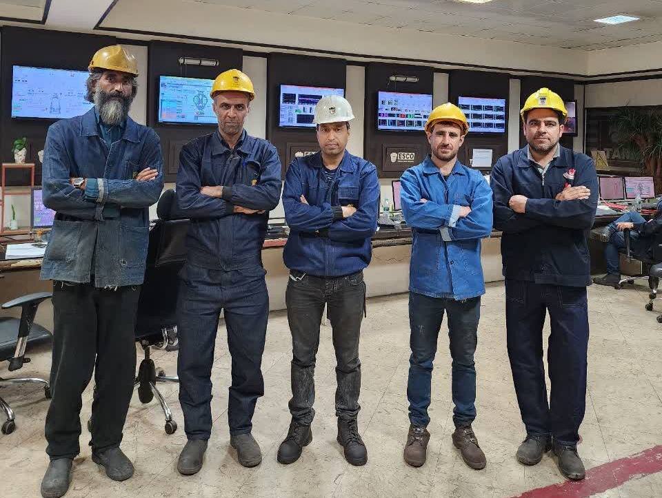 کارگران ذوب آهن اصفهان نماد تلاش و کوشش جهادی هستند