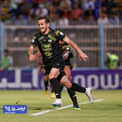 برد شیرین سپاهان مشکی‌پوش در مسجدسلیمان