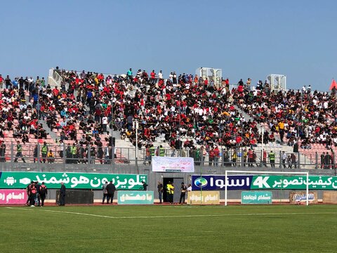 تصاویری از درگیری شدید هواداران پرسپولیس و نساجی/ مدیرعامل میزبان تهدید کرد؛ بازی برگزار نمی‌شود!