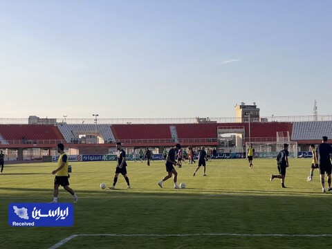 حضور بازیکنان سپاهان در زمین برای بازی با مس کرمان