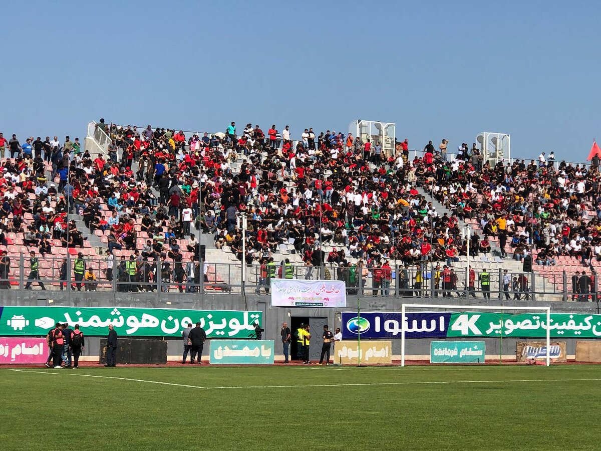 تصاویری از درگیری شدید هواداران پرسپولیس و نساجی/ مدیرعامل میزبان تهدید کرد؛ بازی برگزار نمی‌شود!