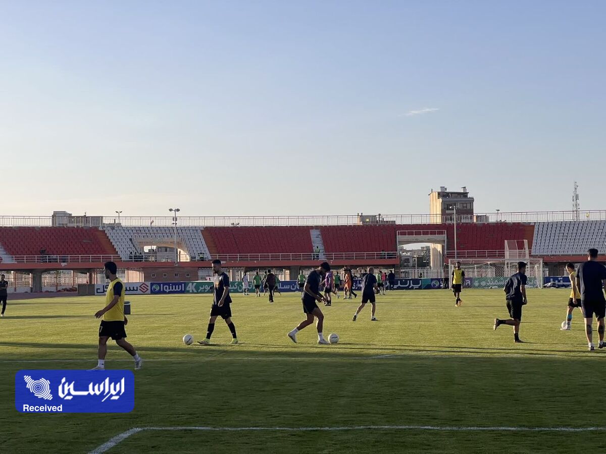 حضور بازیکنان سپاهان در زمین برای بازی با مس کرمان