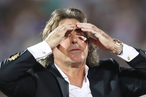 حرکات عجیب و غریب سرمربی استقلال در دربی