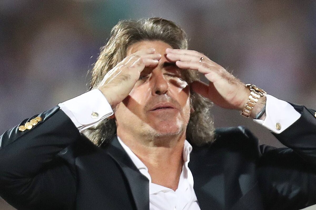 حرکات عجیب و غریب سرمربی استقلال در دربی