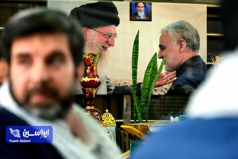 ادای احترام جمعی از کارکنان گروه فولاد مبارکه به مقام شهید سپهبد حاج قاسم سلیمانی