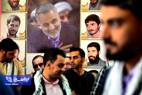 ادای احترام جمعی از کارکنان گروه فولاد مبارکه به مقام شهید سپهبد حاج قاسم سلیمانی