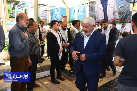 ادای احترام جمعی از کارکنان گروه فولاد مبارکه به مقام شهید سپهبد حاج قاسم سلیمانی