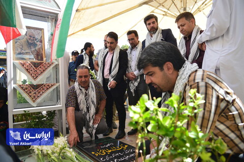 ادای احترام جمعی از کارکنان گروه فولاد مبارکه به مقام شهید سپهبد حاج قاسم سلیمانی