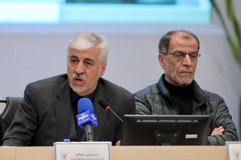 وزیر ورزش کارت زرد گرفت