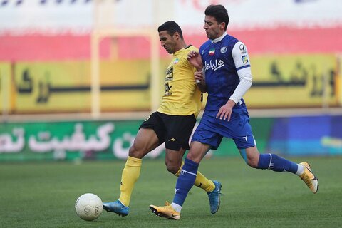 هافبک سپاهان در نزدیکی استقلال