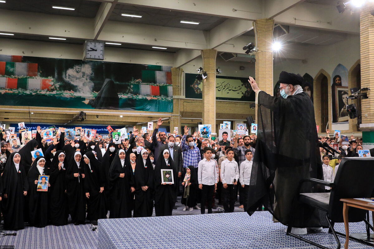 رهبر انقلاب: شهدا سرنوشت ایران را عوض کردند