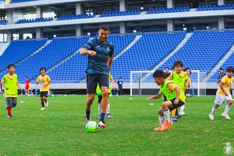 رونالدو با بچه‌ها پابه‌توپ شد!