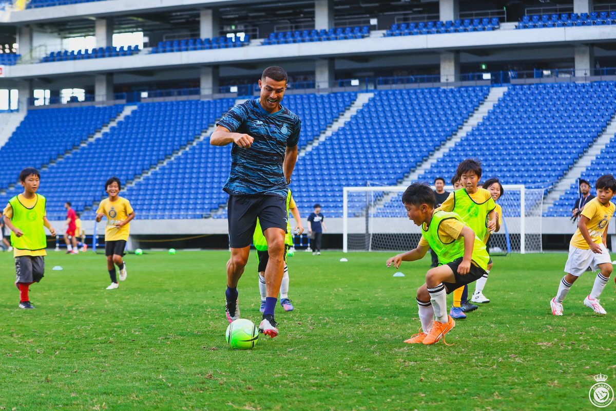 رونالدو با بچه‌ها پابه‌توپ شد!
