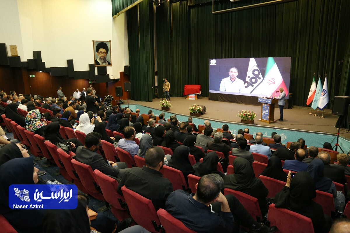 شرکت فولاد مبارکه تندیس و لوح جشنواره خیر مهارت را دریافت کرد