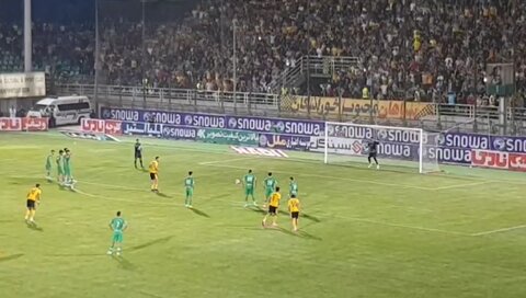 شادی سپاهانی‌ها بعد از گل رضا اسدی در دربی اصفهان