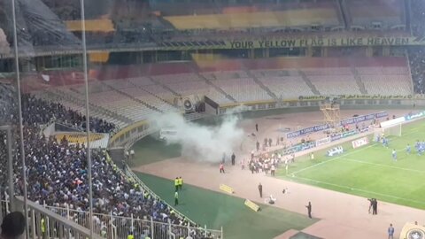 پرتاب نارنجک توسط هواداران استقلال در نقش‌جهان/ یکی از عکاسان مصدوم شد!