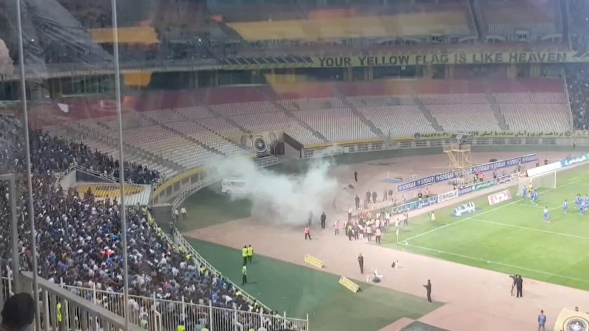 پرتاب نارنجک توسط هواداران استقلال در نقش‌جهان/ یکی از عکاسان مصدوم شد!