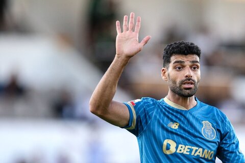 مهدی طارمی در نزدیک‌ترین فاصله به میلان