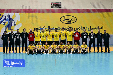 ادای احترام بازیکنان تیم هندبال فولاد مبارکه سپاهان به خبرنگاران فقید