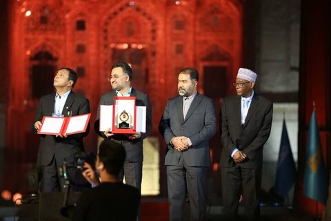 برگزاری آیین اعطای پنجمین دوره جایزه مصطفی(ص) در کاخ موزه چهلستون اصفهان