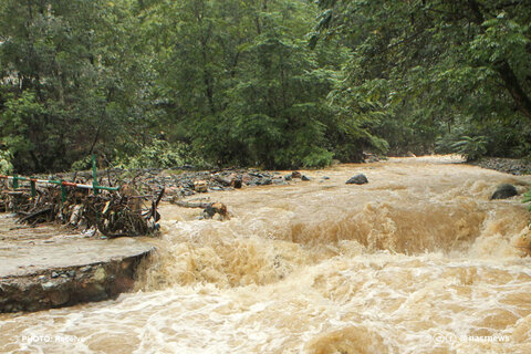 طغیان رودخانه و رانش زمین در سمیرم/۲۰ منزل مسکونی دچار آبگرفتگی شد