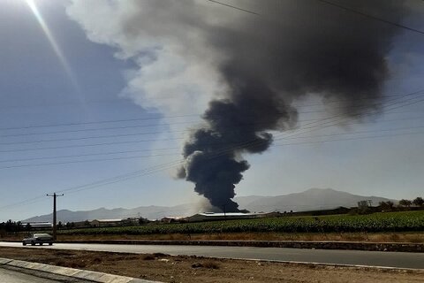 ۲ انبار شرکت پلیمری در گلپایگان دچار آتش سوزی شد/اعزام ۱۰ تیم آتش نشانی