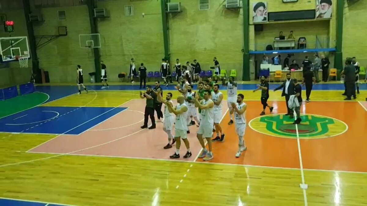 خوشحالی بسکتبالیست‌های ذوب‌آهن پس از برد مقابل رعد پدافند در هفته اول
