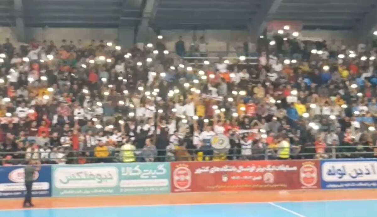 تشویق ایسلندی با نور گوشی موبایل در حاشیه ال‌کلاسیکوی هندبال