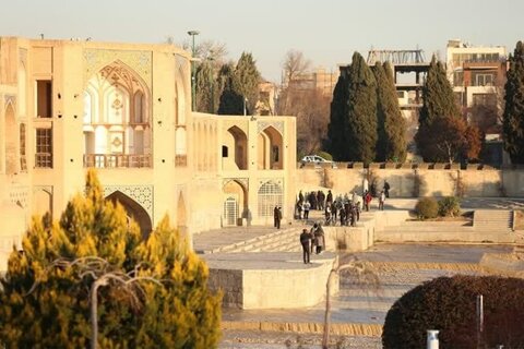 آب زاینده رود از پل خواجو عبور کرد