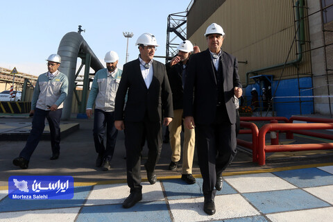 بازدید معاون رئیس‌جمهور و رئیس سازمان انرژی اتمی از تصفیه‌خانه پساب و خطوط تولید شرکت فولاد مبارکه