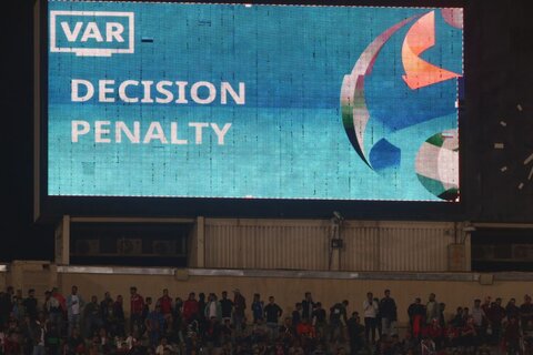 دربی پایتخت با VAR؛ رضایت سپاهان، اعتراض تراکتور یا نقض قانون فیفا؟