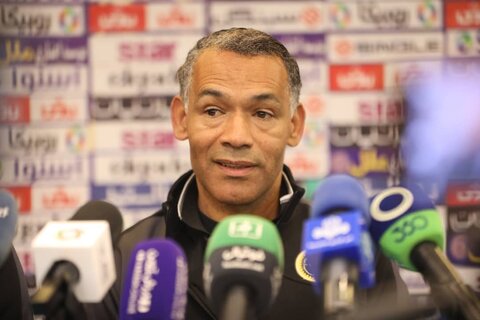 مورایس: راه‌حلی به‌جز محرومیت تماشاگران هم هست؛ عشق ورزیدن