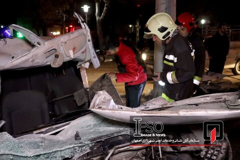 راننده محبوس در برخورد پژو ۲۰۶ با تیرک خارج شد