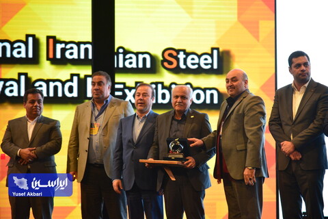 معاون خرید فولادمبارکه چهره‌ تأثیرگذار بومی‌سازی آهن و فولاد سال ۱۴۰۲ شد
