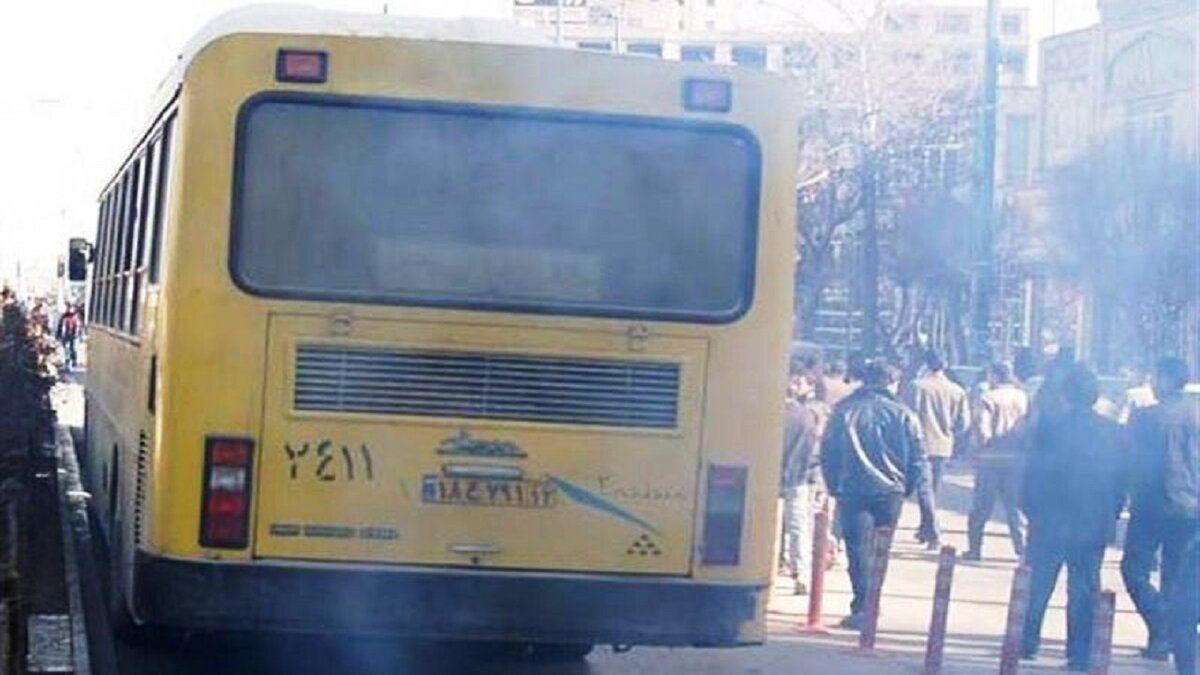 اتوبوس‌های سوراخ و دودزای شهرداری در اصفهان می‌خزند/ شهروندان هر روز گلایه دارند
