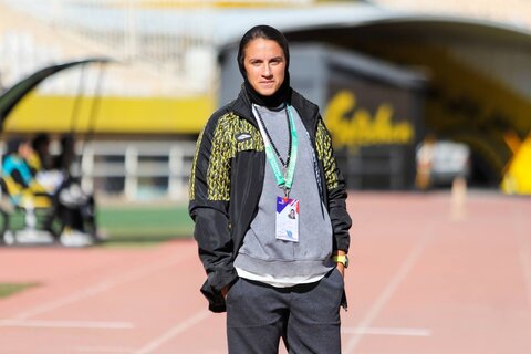 نیلوفر اردلان: با سپاهان قرارداد دارم