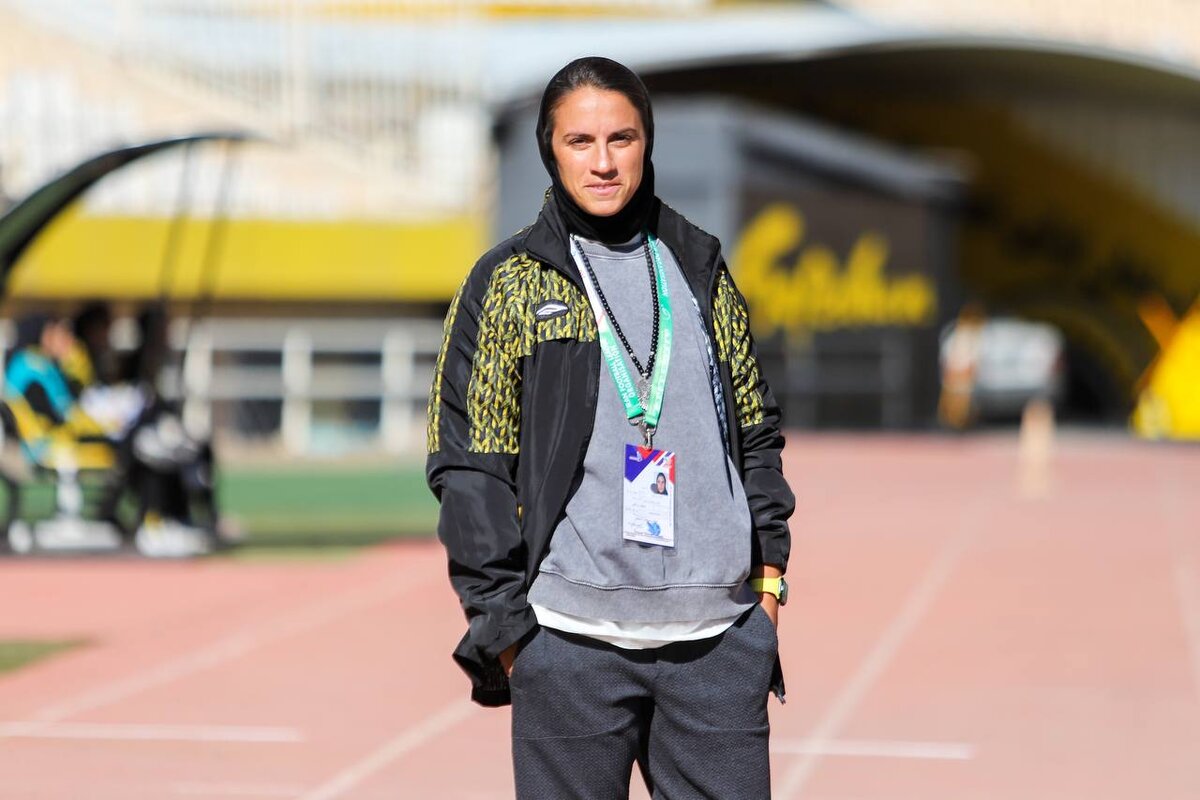 نیلوفر اردلان: با سپاهان قرارداد دارم