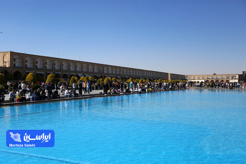 مسافران نوروزی در میدان نقش جهان اصفهان