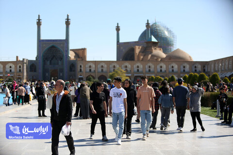 مسافران نوروزی در میدان نقش جهان اصفهان