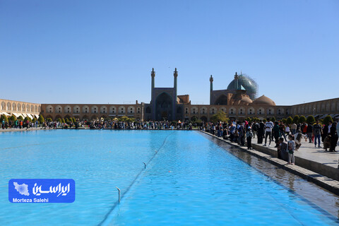 مسافران نوروزی در میدان نقش جهان اصفهان